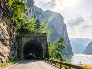 穿越沿江公路，品读三峡地貌剖面画卷